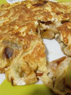 Una foto de Tortilla de ajos tiernos con ajo, huevos de mis gallinitas
