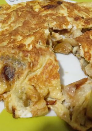Una foto de Tortilla de ajos tiernos con ajo, huevos de mis gallinitas