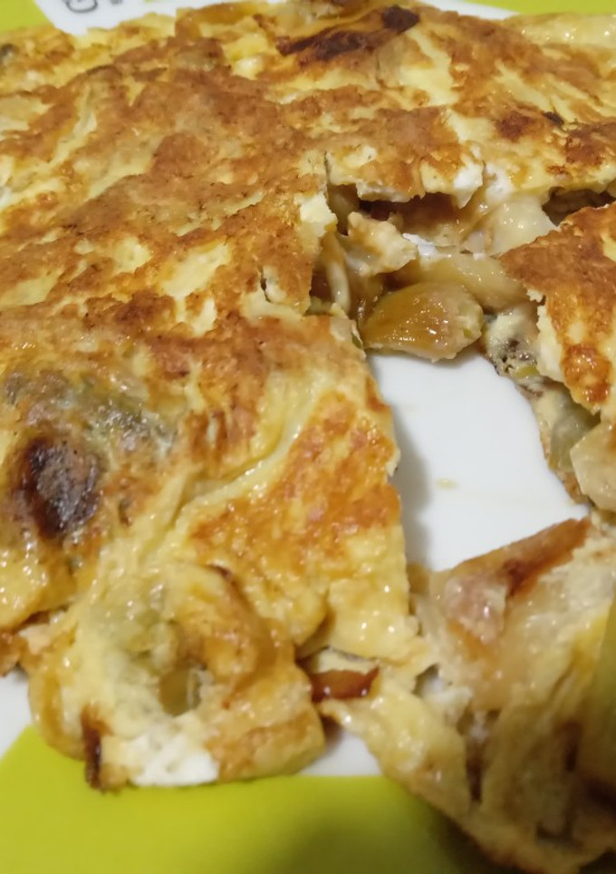 Una foto de Tortilla de ajos tiernos con ajo, huevos de mis gallinitas