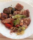 Göngyölt baconos szűzpecsenyenyárs, és cukkinis, gombás, szalonnás, sajtos nyárs görög salátával