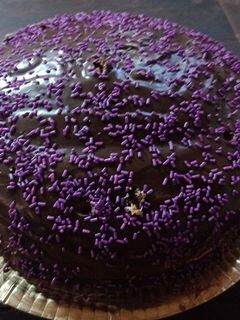 Una foto de 🎂Torta de cumpleaños con Ganache de chocolate 🍫🍫