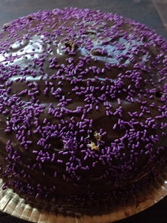Una foto de 🎂Torta de cumpleaños con Ganache de chocolate 🍫🍫