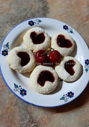 Une photo de Biscuits coeur à la confiture de cerises 🍒