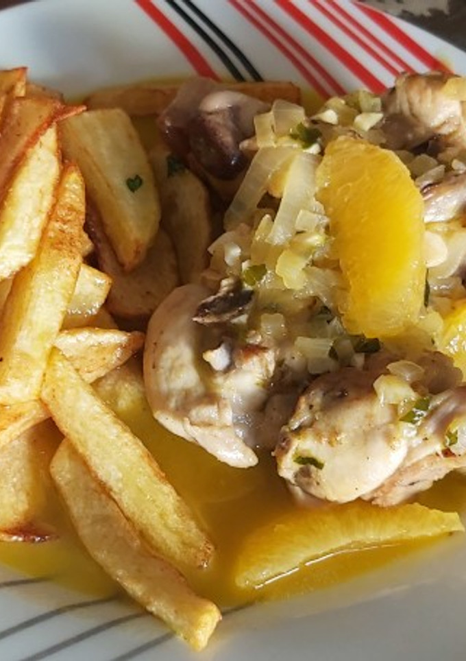 Una foto de Conejo a la naranja con patatas fritas