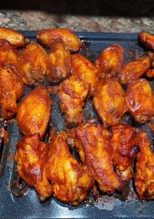 Una foto de Alitas de pollo con guajillo y miel