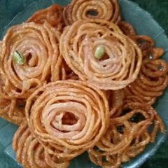 A picture of Rava jalebi.