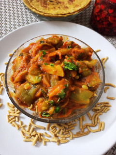 ગલકા બટાકા નું શાક (Galka Bataka Shak Recipe In Gujarati) રેસીપી મુખ્ય ફોટો