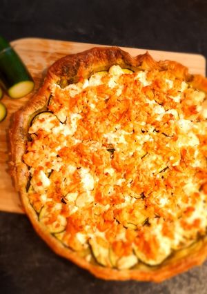 Une photo de Tarte fine : feta, courgette, saumon