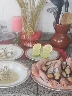 Una foto de Almejas en salsa con mariscada