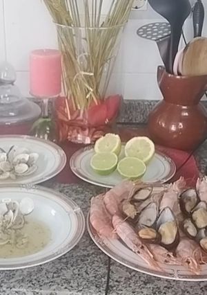 Una foto de Almejas en salsa con mariscada
