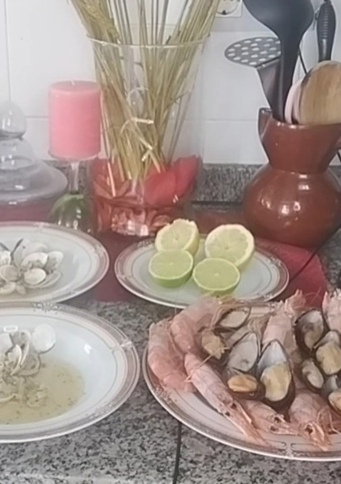 Una foto de Almejas en salsa con mariscada