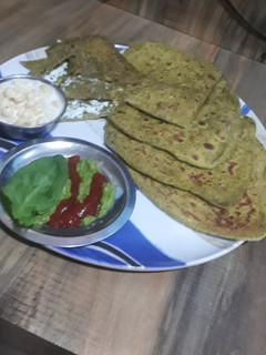 પાલક પનીર પરાઠા (Palak paneer paratha Recipe In Gujarati) રેસીપી મુખ્ય ફોટો