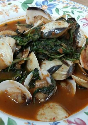 A picture of Sweet Basil with clams.