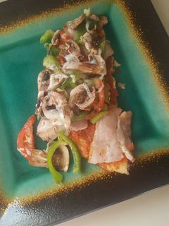 Una foto de Pizza paleo, base de coliflor