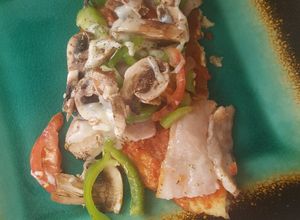 Una foto de Pizza paleo, base de coliflor