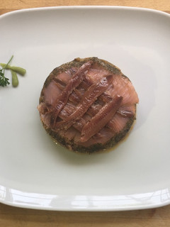 Una foto de Timbal de berenjena con salazones