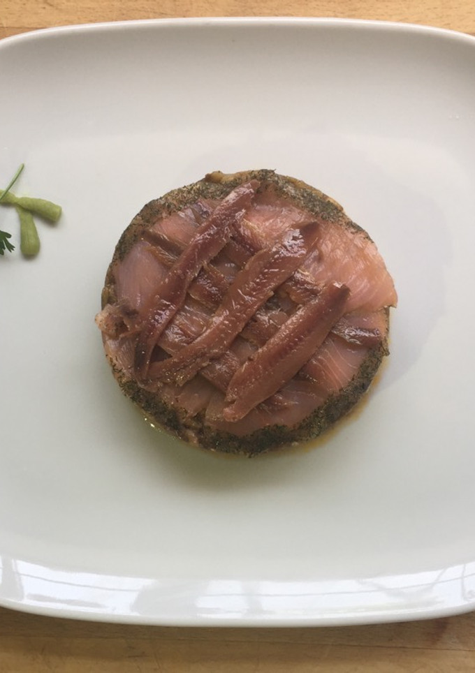 Una foto de Timbal de berenjena con salazones