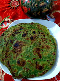 आलू पालक पराठा(alu palak paratha recipe in Hindi) रेसिपी मुख्य फोटो