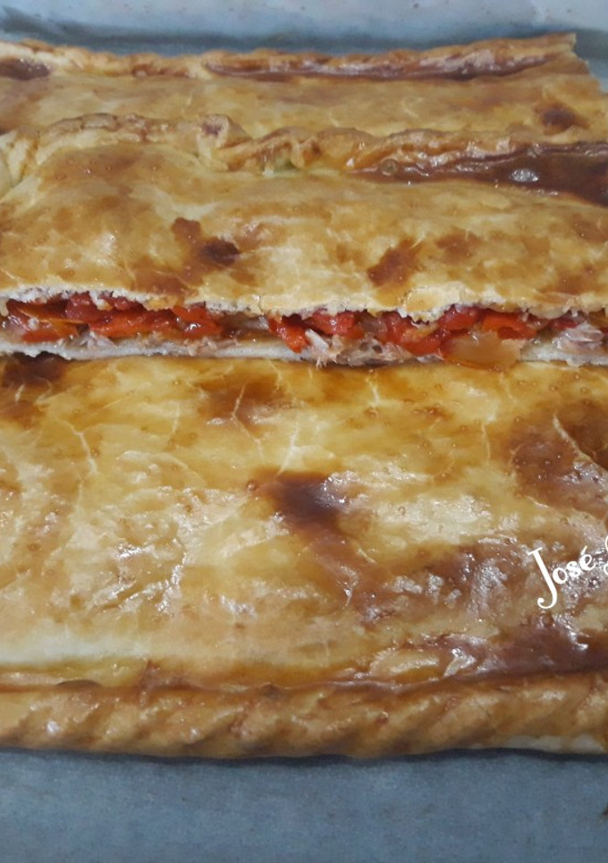 Una foto de Empanada de atún y pimientos rojos asados