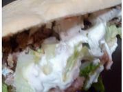 Una foto de kebab en pan de pita