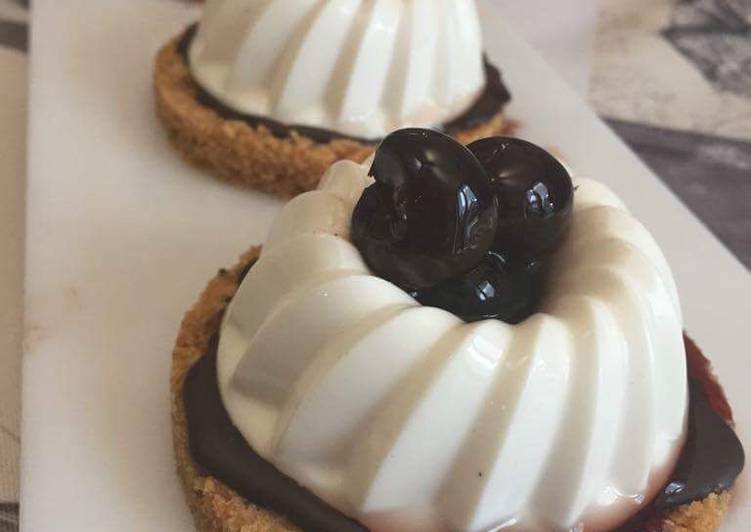 Panna cotta con cioccolato e ciliegie