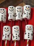 Muñecos de Nieve de Malvaviscos y Chocolate