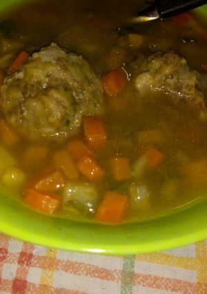 Una foto de Sopa de albóndigas pueden ser de carne o pollo