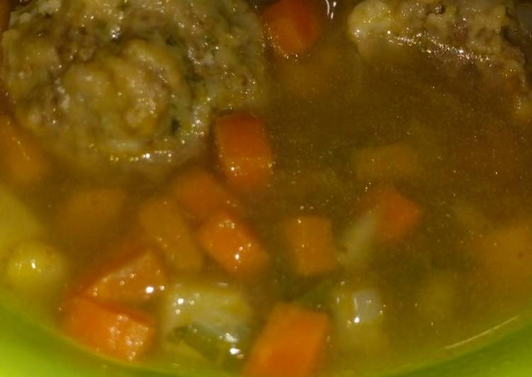 Sopa de albóndigas pueden ser de carne o pollo