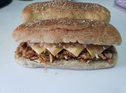 Una foto de mayonesa y salsa barbacoa