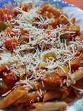 Macarrones integrales con tomate, atún y verduras