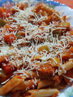 Una foto de Macarrones integrales con tomate, atún y verduras