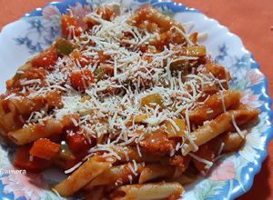 Foto principal de Macarrones integrales con tomate, atún y verduras