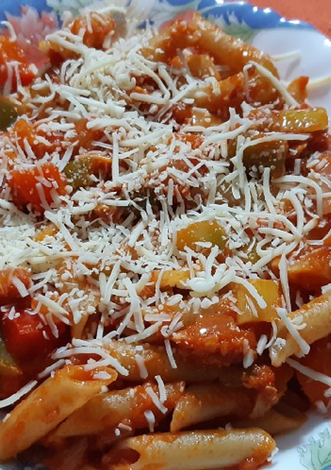 Una foto de Macarrones integrales con tomate, atún y verduras