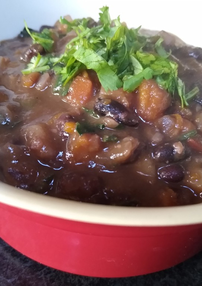 Una foto de Porotos negros guisados 🖤