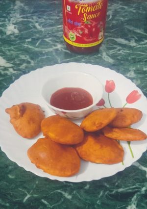 आलू के पकौड़े (Aloo ke pakode recipe in hindi) रेसिपी मुख्य फोटो