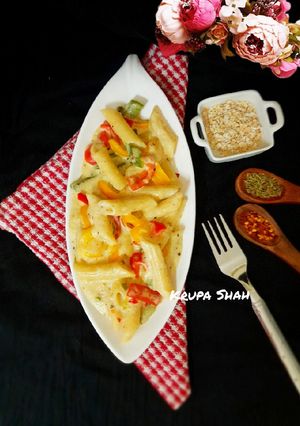 A picture of Penne Pasta in cheesy oats white sauce.
