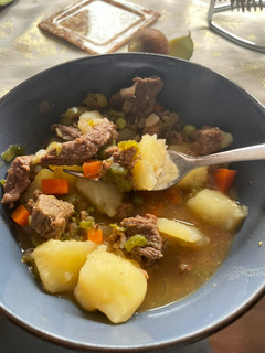 Una foto de Carne con verduras 🇨🇴 estofado 🇪🇸