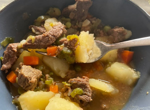 Una foto de Carne con verduras 🇨🇴 estofado 🇪🇸