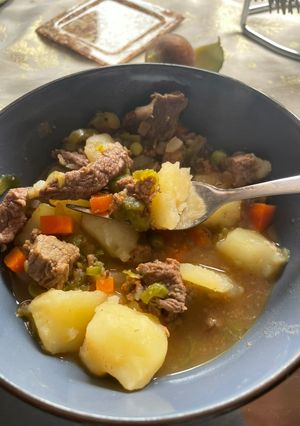 Una foto de Carne con verduras 🇨🇴 estofado 🇪🇸