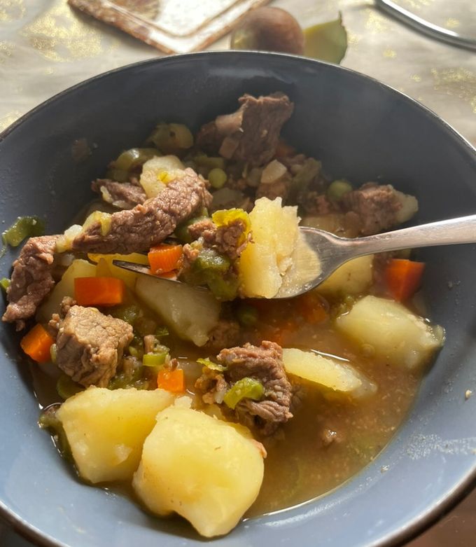 Una foto de Carne con verduras 🇨🇴 estofado 🇪🇸