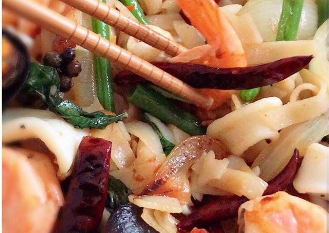 Drunken noodles Stir-Fried Seafood (Pad Kee Mao)