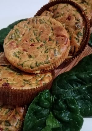 O poză a rețetei Muffin cu spanac cașcaval și cârnați.