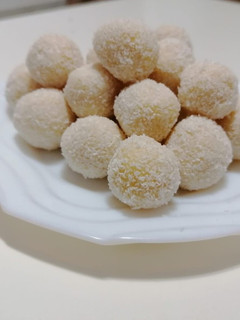 Una foto de Trufas de coco y chocolate blanco