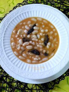Una foto de Alubias blancas con hierbas aromáticas frescas