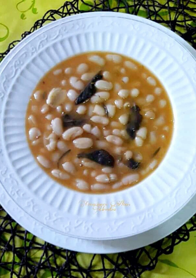Una foto de Alubias blancas con hierbas aromáticas frescas