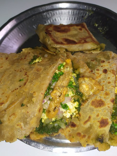 சீஸ் பன்னீர் ஸ்டப் சப்பாத்தி(Cheese paneer stuffed chapathi recipe in tamil) செய்முறை முக்கிய புகைப்படம்