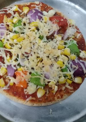 वेज चीज़ पिज़्ज़ा (Veg cheese pizza recipe in Hindi) रेसिपी मुख्य फोटो