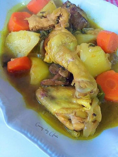 Una foto de Pollo estofado a la cúrcuma con zanahorias y patatas