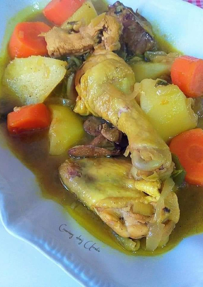 Una foto de Pollo estofado a la cúrcuma con zanahorias y patatas