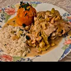 Una foto de “Muslos de pollo al vino blanco con crema de puerros”